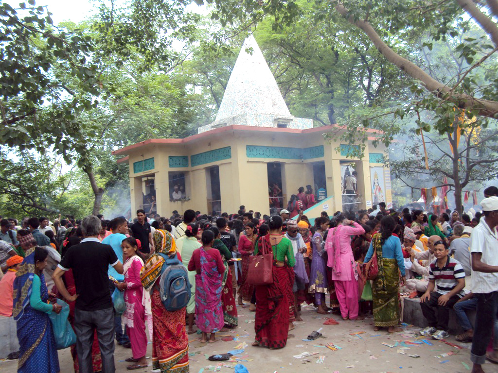 बेहडाबाबा मन्दिरमा बिहानैदेखि दर्शनार्थीको घुइँचो